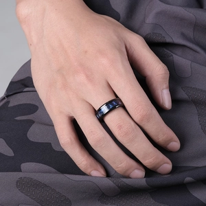 Bague pour homme en acier titane noir avec incrustation galaxie bleue portée à la main