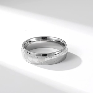 Macro di anello in acciaio inossidabile argento con trama esagonale a nido d'ape e finitura