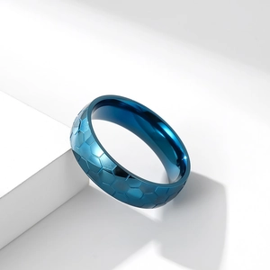 Anello in acciaio al titanio blu con motivo a nido d'ape per tifosi di calcio