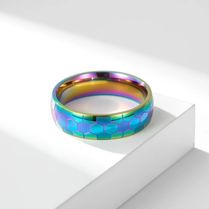 Anello in acciaio al titanio arcobaleno con motivo a nido d'ape inciso per tifosi