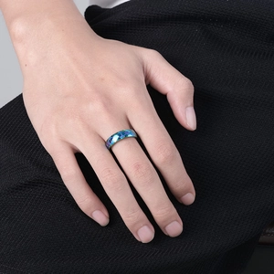 Anello da calcio arcobaleno con texture a nido d'ape in acciaio inossidabile lucido