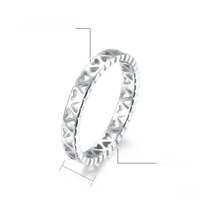 Vue détaillée de la bague coeur de 3,5 mm en acier inoxydable poli avec motifs ajourés