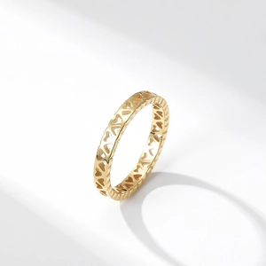 Bague élégante en acier titane doré avec cœurs ajourés et design minimaliste épuré