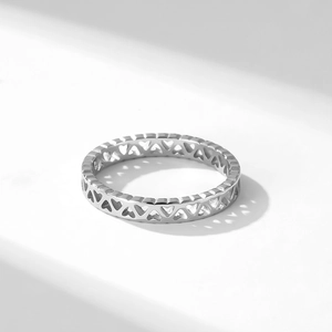 Bague en acier inoxydable poli avec motifs cœurs ajourés et ombres artistiques