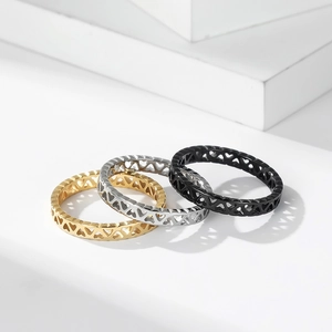 Trio de bagues avec coeurs ajourés en finitions or, argent et acier inoxydable noir