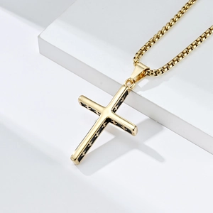 Collana con croce minimalista in acciaio dorato con inserto nero su base bianca