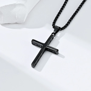 Collana con croce in acciaio inossidabile nero con catena box e dettaglio a stella traforata