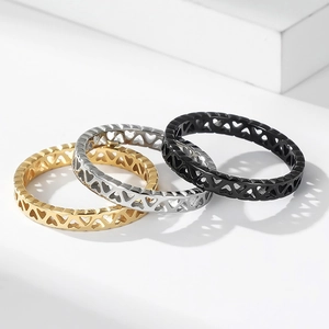 Bagues en acier inoxydable coeur évidé en or, argent et noir pour bijoux de couple mode