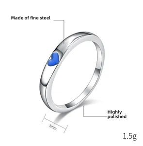Detailansicht eines 3mm Edelstahlrings mit kleinem blauem Herz und Hochglanzpolitur