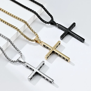 Collane con croce in acciaio al titanio nei colori nero, oro e argento