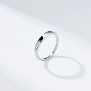 Minimalistischer Ring aus Edelstahl in Silber mit schwarzem Herz und Politur