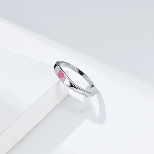Minimalistischer Edelstahlring in Silber mit süßem rosa Herz auf weißem Ständer