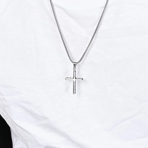 Collana con ciondolo a croce in acciaio inossidabile lucido con catena veneziana
