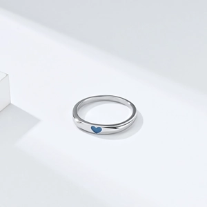 Minimalistischer Ring aus silbernem Edelstahl mit einem zarten blauen Herz-Emaille-Design