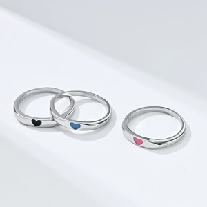 Dreiteiliges minimalistisches Herz-Ring-Set in Schwarz, Blau und Rosa auf Silberbändern