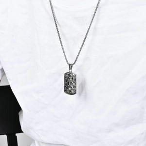 Retro Edelstahl Evil Eye Anhänger Halskette mit Punk-Stil Reliefmustern für Damen und Herren