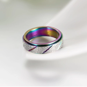 Macro-opname van draaibare anti-stress ring met regenboog binnenkant en zilveren zandafwerking