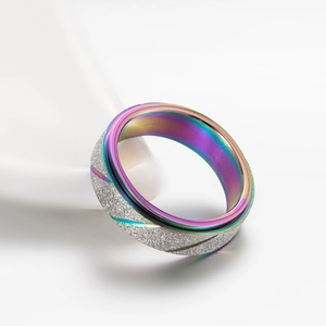 Detail van draaibare titanium ring met regenboog binnenkant en gezandstraalde zilveren look