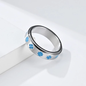 Anillo giratorio de trébol de cuatro hojas en acero inoxidable plateado de suerte