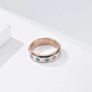 Anillo giratorio de acero inoxidable en oro rosa con motivos de trébol de la suerte