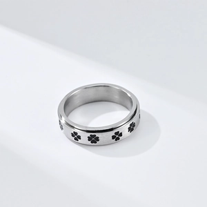 Anillo giratorio minimalista de acero inoxidable plateado con trébol negro para ansiedad