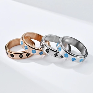 Set de cuatro anillos giratorios de trébol en acabados plata y oro rosa