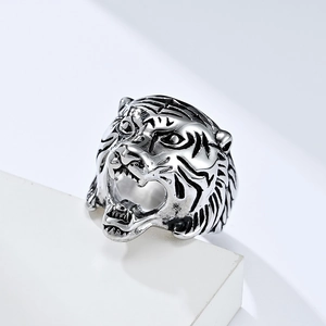 Vintage tiger head ring in stainless steel with detailed antique silver finish engraving