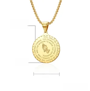 Pendentif poli mains en prière en acier inoxydable avec détails de prière sérénité
