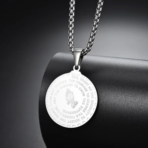 Collier en acier titane avec un médaillon rond gravé de mains en prière et d'un texte