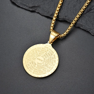 Collier médaille en acier doré gravé avec le Notre Père et Amen sur pierre noire