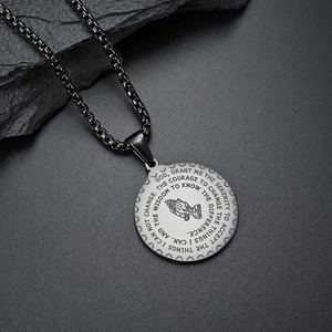 Collier en acier inoxydable noir mat avec mains en prière et gravure Serenity Prayer
