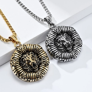 Detaillierte Nahaufnahme von Vintage-Löwenkopf-Anhängern aus Gold und Silber Edelstahl