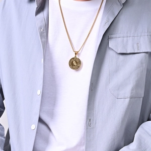 Collier avec pendentif mains en prière en acier titane doré et chaîne pour homme