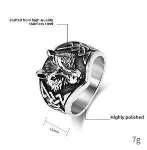 Dettaglio dell'anello testa di lupo vichingo in acciaio con motivi a nodi celtici