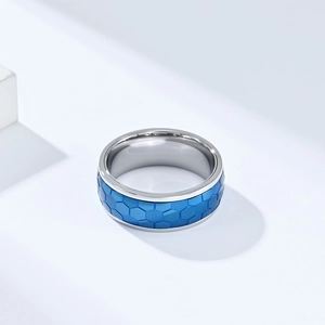 Vue détaillée de la bague rotative en acier avec motif de football en nid d'abeille bleu