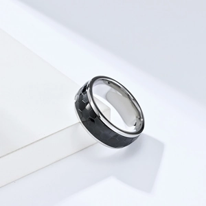 Vue détaillée de la bague rotative en acier avec motif de texture alvéolée hexagonale noire