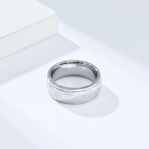 Vue détaillée de la bague rotative en acier titane argenté avec motif football gravé