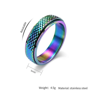 Dettaglio dell'anello rotante da 6 mm in acciaio al titanio arcobaleno con texture
