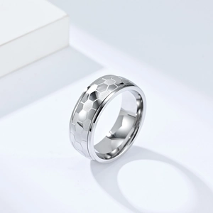 Bague rotative minimaliste en acier inoxydable avec motif hexagonal de football