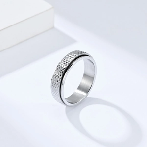 Anello spinner in acciaio inossidabile lucido con motivo geometrico a rombi su base bianca