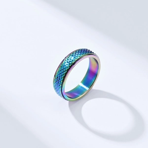 Dettaglio dell'anello arcobaleno in acciaio inossidabile con trama a diamante incisa