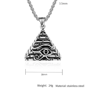 Makro-Detail des Horusauge-Pyramidenanhängers aus Vintage-Stahl mit Größenangaben