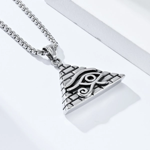 Nahaufnahme des ägyptischen Pyramidenanhängers mit Horusauge an Vintage-Kette