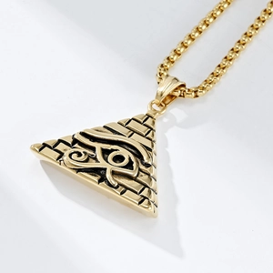 Makroaufnahme des Goldpyramiden-Anhängers mit Horusauge-Gravur und Vintage-Boxkettendetails