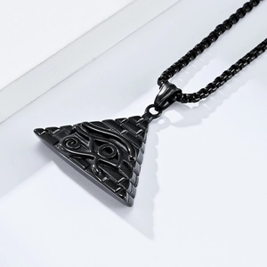 Detailaufnahme einer mattschwarzen ägyptischen Pyramidenkette mit Horusauge-Anhänger
