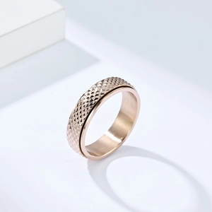 Anello girevole unisex in oro rosa con motivo a rombi su fascia in acciaio inox