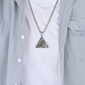 Vintage Edelstahl Horusauge Pyramide Anhänger Halskette getragen an einem männlichen Model