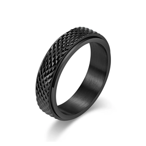 Anello nero da uomo in acciaio inossidabile con motivo a piramide e finitura spazzolata