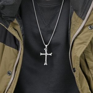 Gotische Edelstahl-Knochenkreuz-Halskette mit Anhänger getragen mit Streetwear-Jacke