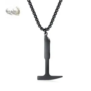 Detailansicht des schwarzen Edelstahl-Eispickel-Anhängers mit Kletterer-Silhouette an Kette